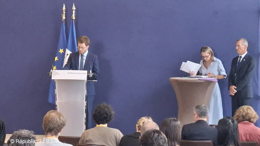 De gauche à droite : David Amiel (Ministre de l’Action et des Comptes Publics), Amélie Verdier (directrice générale des finances publiques) et le général Stéphane Bajard (directeur général adjoint de l’ANSSI). 