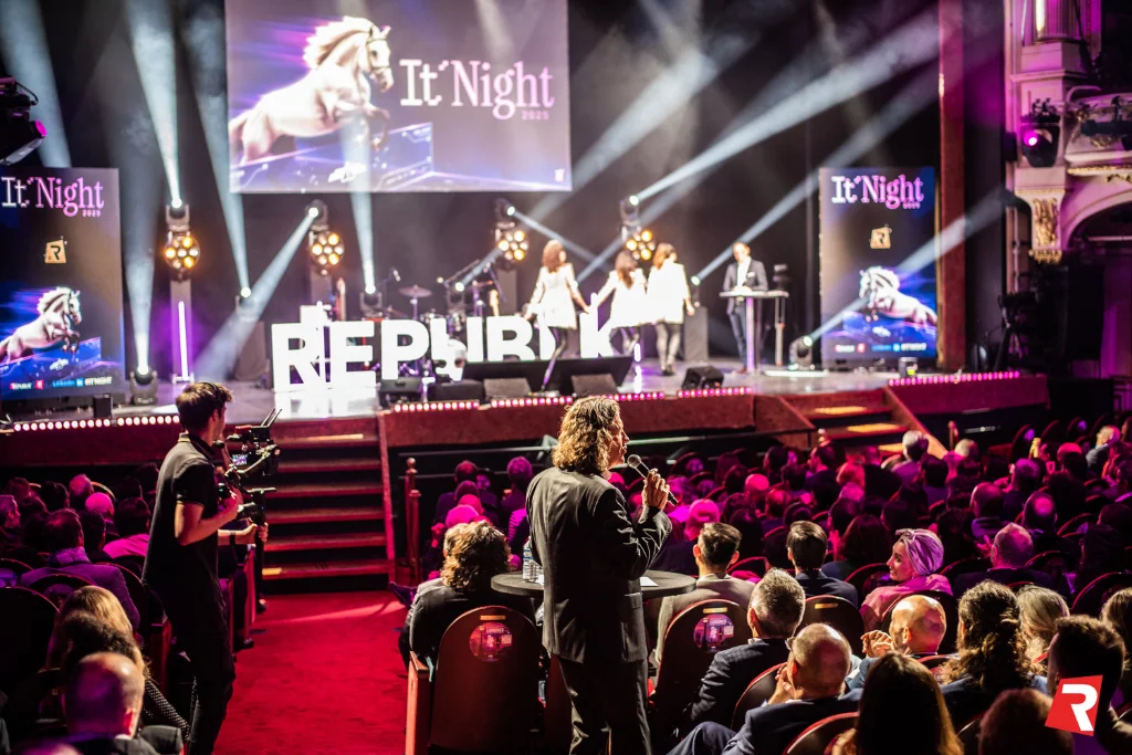 L’IT Night (ici l’édition 2025) aura de nouveau lieu au Théâtre Mogador le 18 mai 2026.