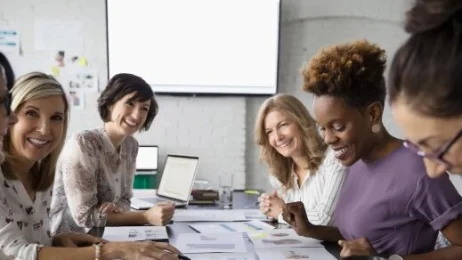 73% des salariées françaises se sentent sous-payées (étude Indeed)