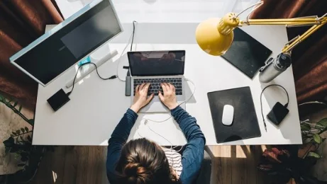 "Le télétravail continue d’envahir les offres d’emploi en France et en Europe" (étude Indeed)