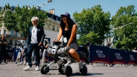 Une vitrine de l’innovation à ciel ouvert sur les Champs-Élysées