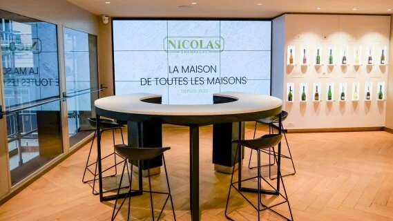 Avec Nicolas Champagne, le caviste inaugure un nouveau concept qui doit séduire l’international