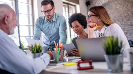 Travail des seniors : l’âge demeure l’un des facteurs les plus discriminants en entreprise