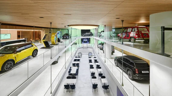 Renault transforme son flagship des Champs-Élysées