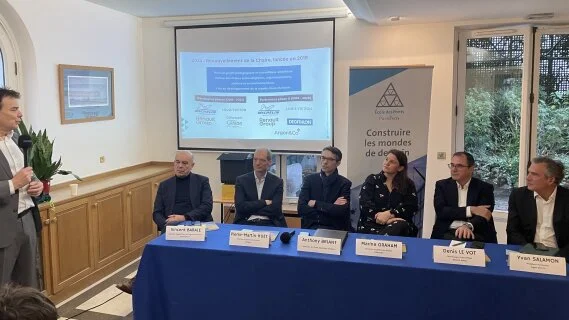 Un Pont entre recherche et industrie avec quatre grands chargeurs et un cabinet de conseil
