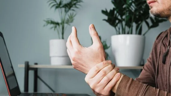 Arrêts de travail 2022: hausse de l'absentéisme, notamment chez les jeunes (Observatoire Apicil)