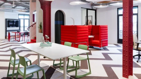 Louboutin intègre ses nouveaux bureaux parisiens, conçus autour du travail collaboratif
