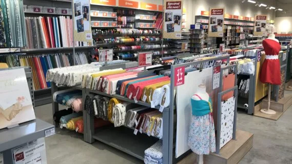 Mondial Tissus ouvre son 100e magasin à Paris et déploie SAM, son nouvel assistant vendeur