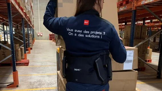 But International adopte l'exosquelette Japet pour soulager le port de charges