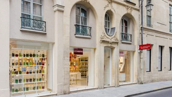 Dans le Marais, Clarins se dévoile au travers d’un nouveau concept éco-responsable