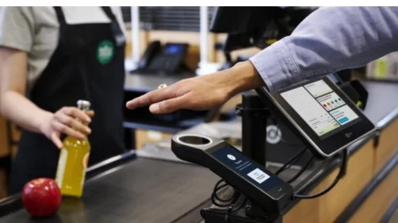 Amazon généralise le paiement sans contact avec la paume de la main
