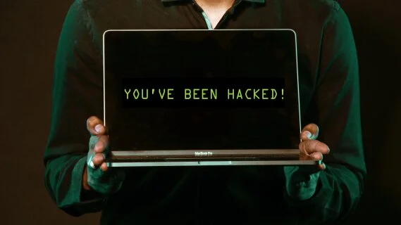 Cyberattaque & workplace : quels sont les 3 principaux risques et comment s’en prémunir