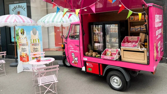 Michel & Augustin plante son parasol pour créer l’événement chez Monoprix