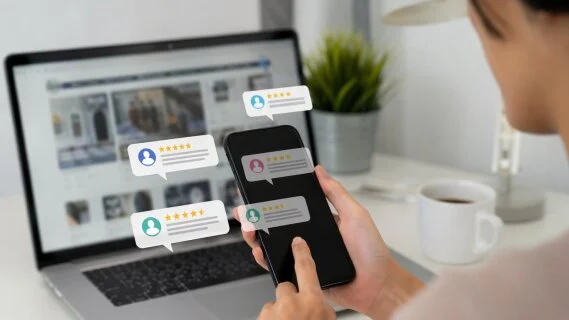 Avis clients et IA : la décision d’achat reste dominée par la preuve sociale
