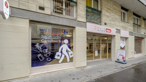 Carrefour et La Poste ouvrent une boutique commune pour les colis e-commerce