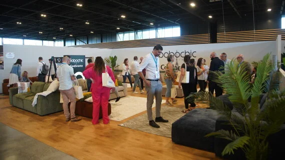 Conforama embarque ses vendeurs avec son salon interne Meuble & Déco